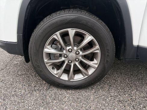 Used 2019 Jeep Cherokee Latitude Plus AWD/4WD image 26