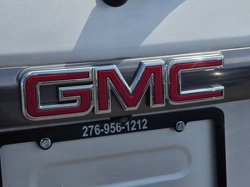 Used 2017 GMC Acadia SLT AWD/4WD image 19