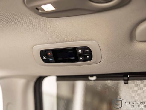 Used 2022 Chrysler Pacifica Touring-L image 41