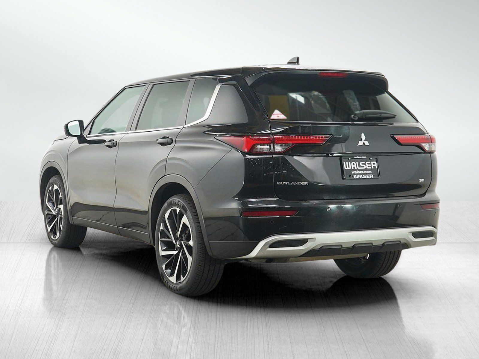 Used 2024 Mitsubishi Outlander SE AWD/4WD image 3