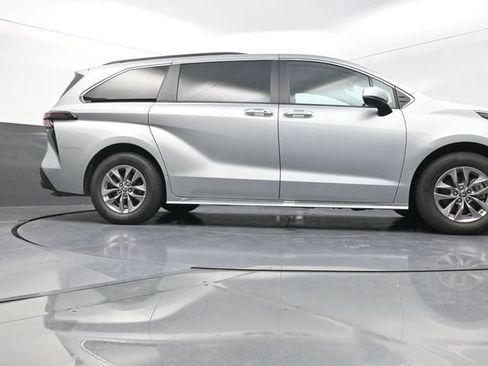 Certified 2025 Toyota Sienna XLE FWD image 36