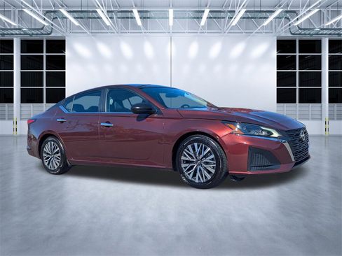 Used 2024 Nissan Altima 2.5 SV image 2