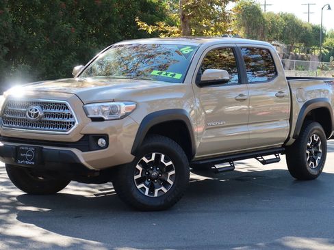 Used 2016 Toyota Tacoma TRD Off-Road w/ Premium & Technology Package AWD/4WD image 2