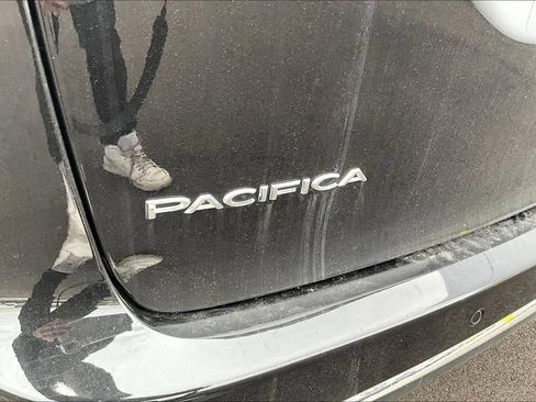 Used 2023 Chrysler Pacifica Touring-L FWD image 24