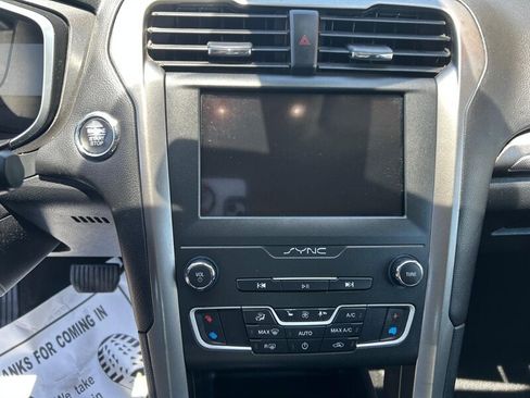Used 2019 Ford Fusion SE FWD image 12