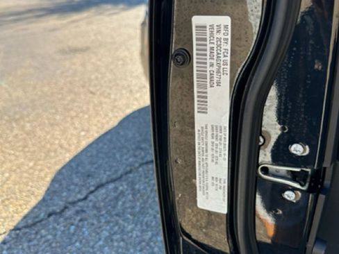 Used 2023 Chrysler 300 Touring w/ Sport Appearance Package image 7