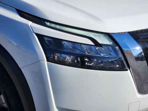 Used 2025 Nissan Pathfinder SV image 9