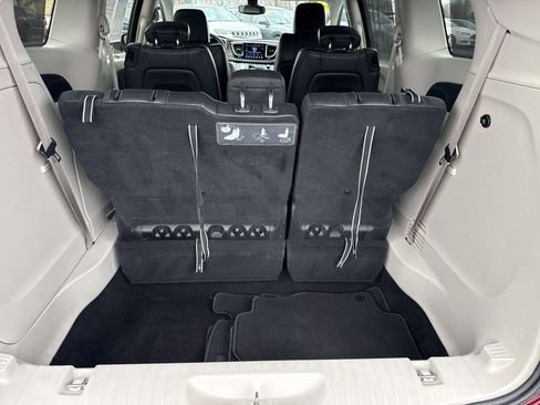 Used 2017 Chrysler Pacifica Touring-L image 8