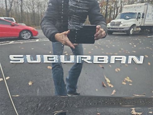 Used 2021 Chevrolet Suburban LT image 32