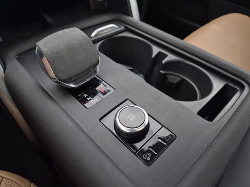 Used 2024 Land Rover Discovery Metropolitan Edition AWD/4WD image 30