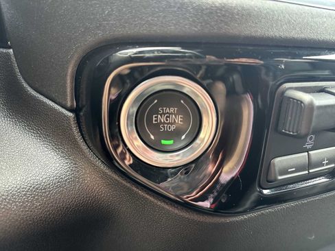 Used 2025 GMC Sierra 1500 SLT AWD/4WD image 18