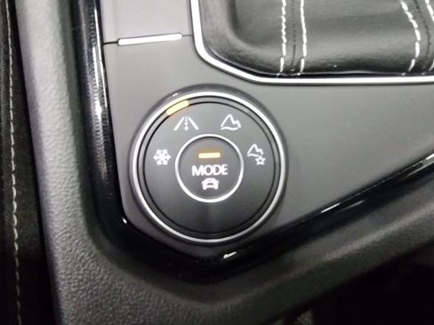 New 2025 Volkswagen Taos SE image 29