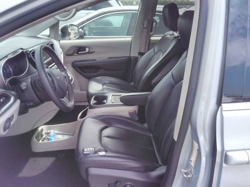 Used 2023 Chrysler Pacifica Touring-L FWD image 2