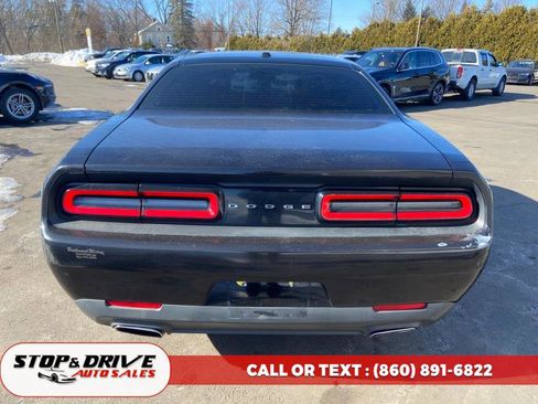 Used 2015 Dodge Challenger SXT image 4
