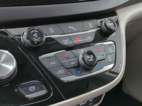 Certified 2017 Chrysler Pacifica Touring-L Plus image 32