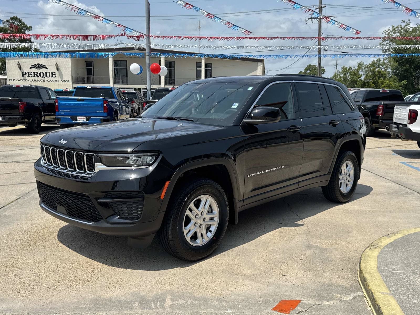 Used 2025 Jeep Grand Cherokee Laredo RWD image 3