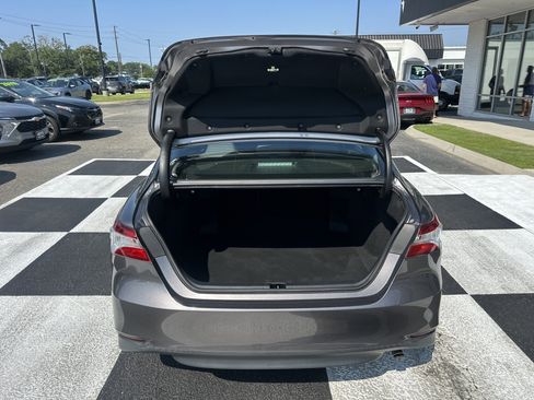 Used 2020 Toyota Camry LE FWD image 5
