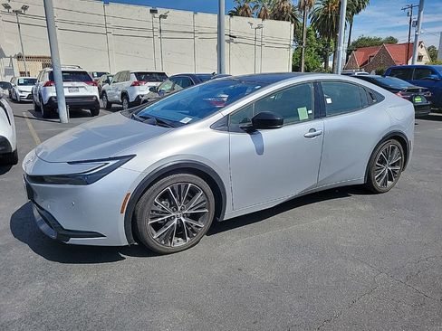 Used 2024 Toyota Prius XLE image 2