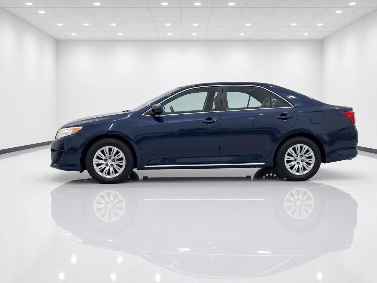 Used 2014 Toyota Camry LE FWD image 2