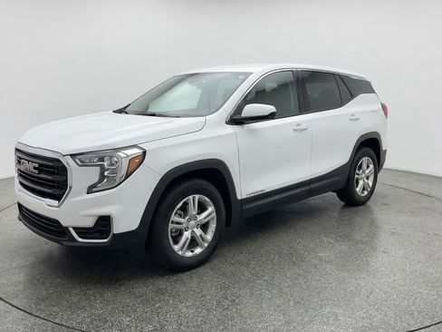 Used 2024 GMC Terrain SLE image 3