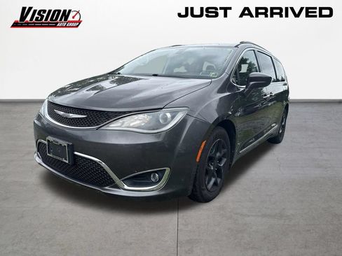 Used 2017 Chrysler Pacifica Touring-L w/ Tire & Wheel Group FWD image 1