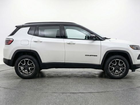 Used 2025 Jeep Compass Trailhawk image 11
