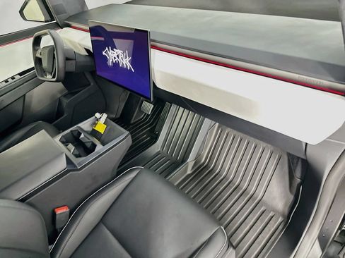 Used 2024 Tesla Cybertruck AWD Crew Cab image 28