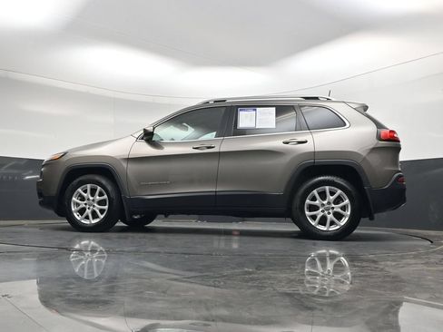 Used 2018 Jeep Cherokee Latitude w/ Cold Weather Group AWD/4WD image 43