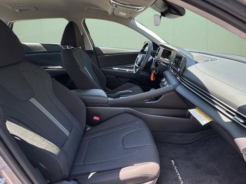 Used 2025 Hyundai Elantra SE image 36