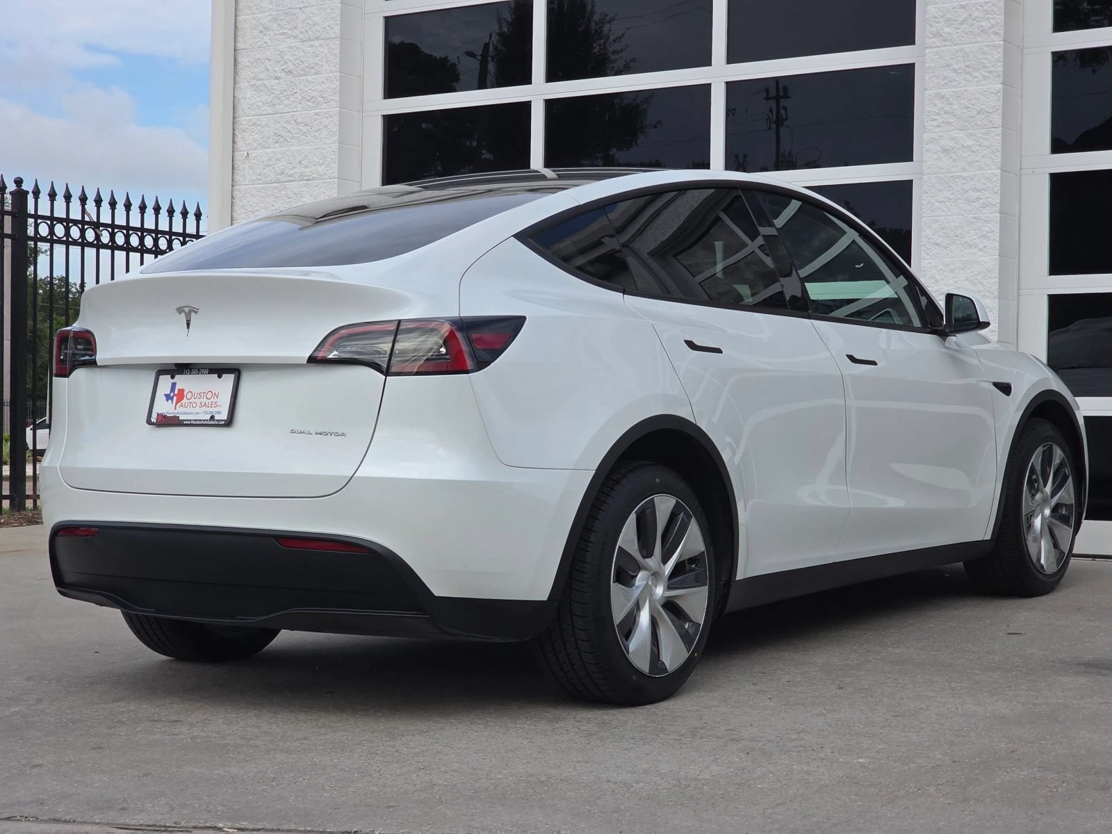 Used 2023 Tesla Model Y Long Range AWD/4WD image 4
