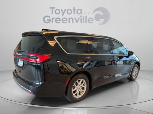 Used 2024 Chrysler Pacifica Touring-L FWD image 6
