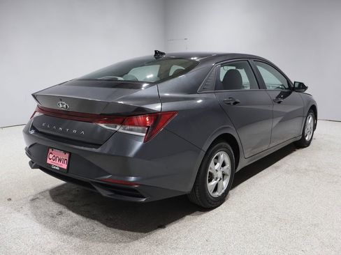 Used 2021 Hyundai Elantra SE image 2