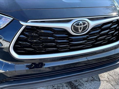 Used 2022 Toyota Highlander LE FWD image 28