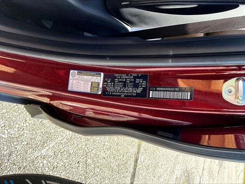 Used 2024 Kia Carnival LX FWD image 21