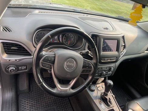 Used 2019 Jeep Cherokee Latitude Plus w/ Cold Weather Group AWD/4WD image 9