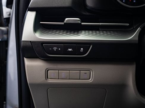 Used 2023 Kia Carnival LX image 31