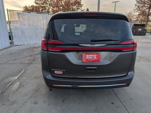 Used 2021 Chrysler Pacifica Touring-L image 19