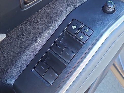 Used 2023 Toyota Highlander LE image 24