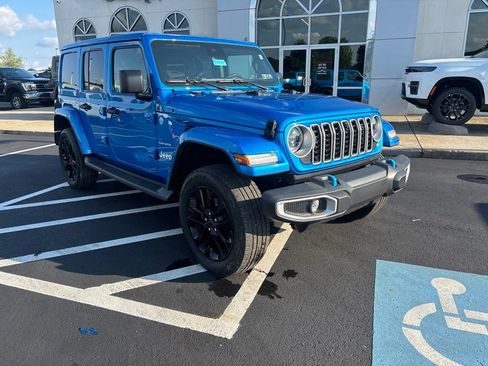 Used 2024 Jeep Wrangler Unlimited Sahara w/ Technology Group AWD/4WD image 3