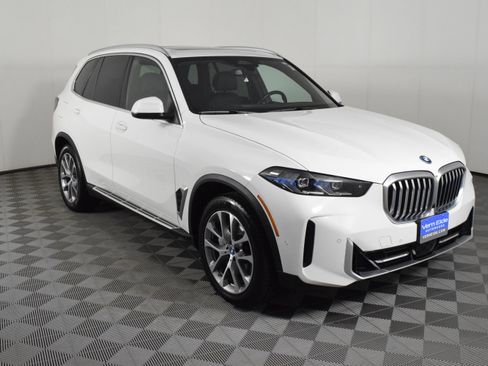 Used 2025 BMW X5 xDrive50e image 3