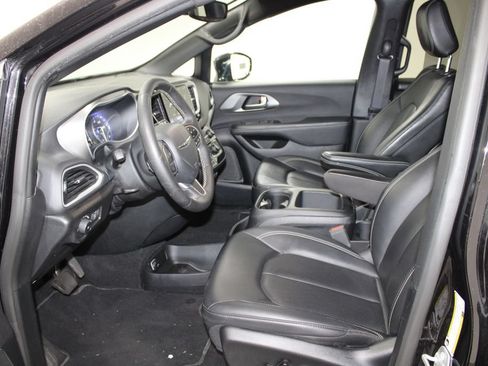 Used 2025 Chrysler Pacifica Select FWD image 17