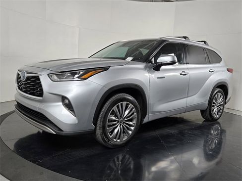 Used 2021 Toyota Highlander Platinum image 2