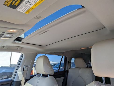 Used 2020 Toyota Highlander XLE image 16