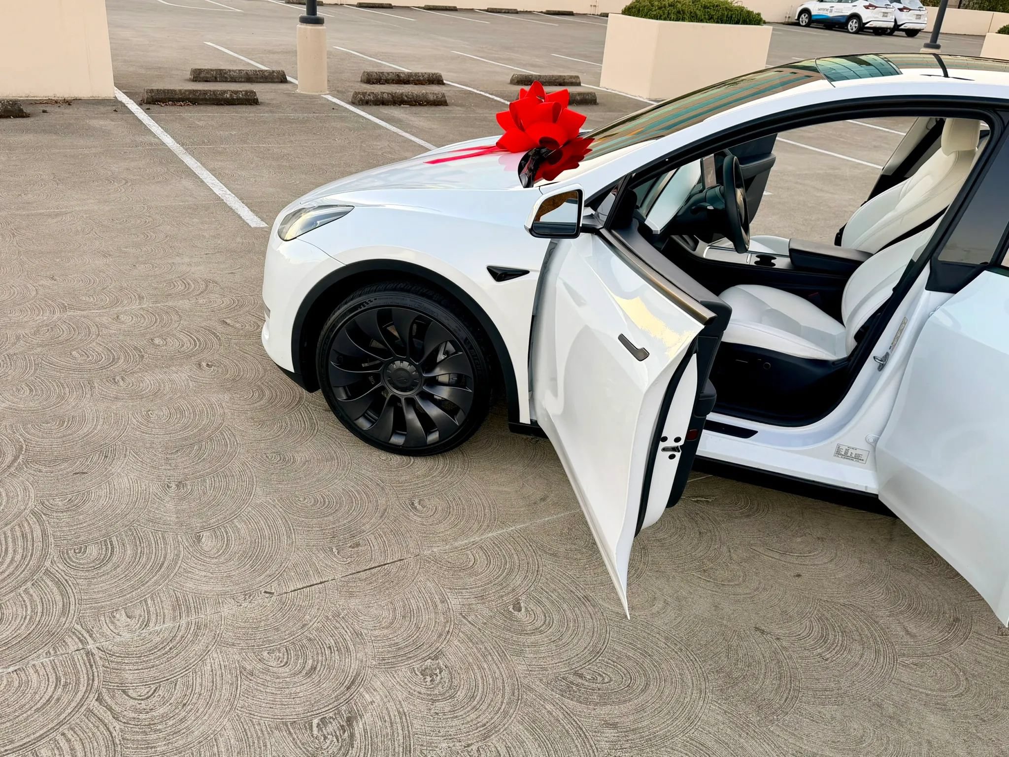 Used 2024 Tesla Model Y Long Range AWD/4WD image 40
