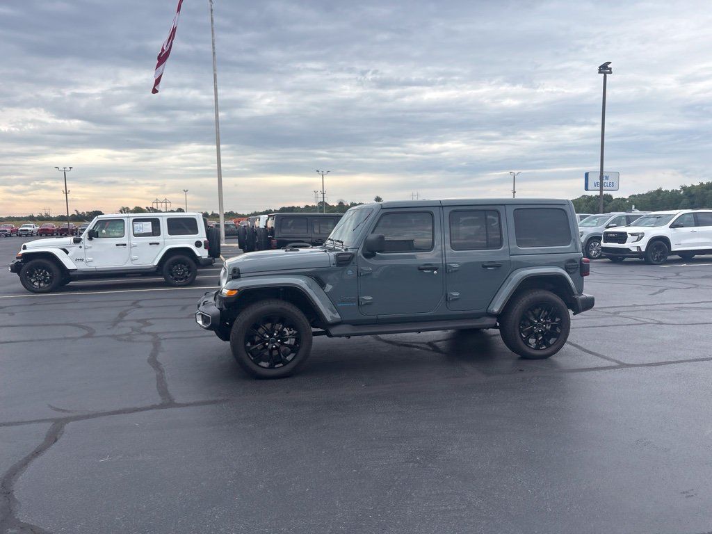 Used 2025 Jeep Wrangler Unlimited Sahara AWD/4WD image 3