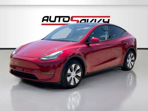 Used 2024 Tesla Model Y Long Range RWD image 3