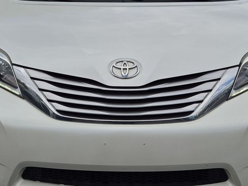 Used 2017 Toyota Sienna Limited AWD/4WD image 9