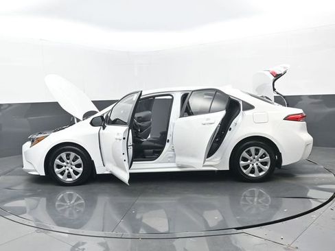 Used 2025 Toyota Corolla LE image 32