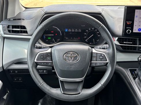 Used 2025 Toyota Sienna XLE FWD image 18