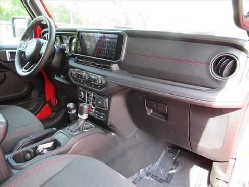 Certified 2025 Jeep Wrangler Unlimited Rubicon w/ Convenience Group AWD/4WD image 11